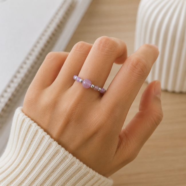 Alba Edelstein Ring – Elastischer Kugelring & Versilberter Edelstahl