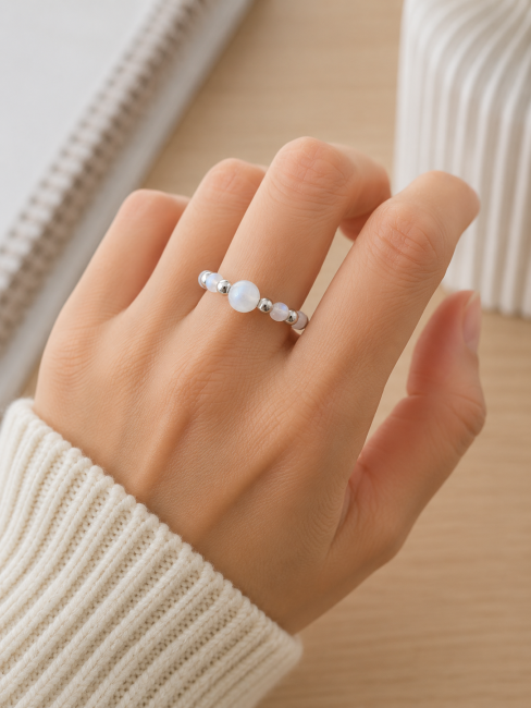 Alba Edelstein Ring – Elastischer Kugelring & Versilberter Edelstahl