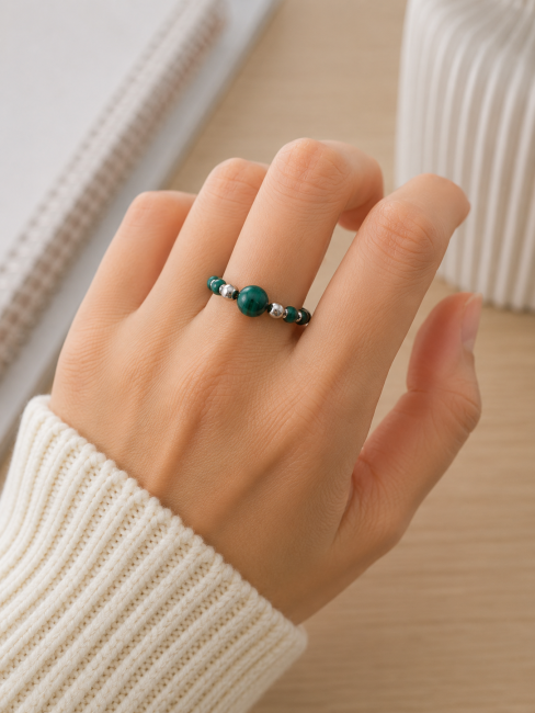 Alba Edelstein Ring – Elastischer Kugelring & Versilberter Edelstahl